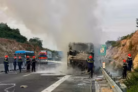 Xe khách bốc cháy dữ dội trên cao tốc Nha Trang - Cam Lâm