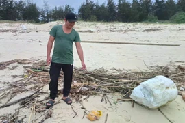 Phát hiện nhiều gói nghi ma tuý dọc bờ biển ở Quảng Trị