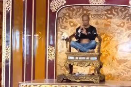 Vụ phá hoại Ngai vua triều Nguyễn, hai nhân viên bảo vệ bị cho thôi việc