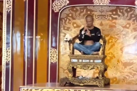 Vụ phá hoại Ngai vua triều Nguyễn, hai nhân viên bảo vệ bị cho thôi việc