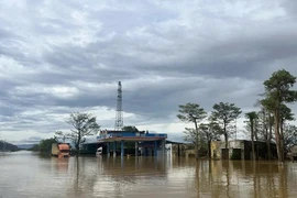 Nước lũ dâng cao khiến Quốc lộ 1A ở Hà Tĩnh ngập sâu