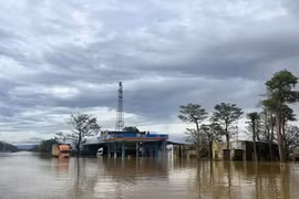 Nước lũ dâng cao khiến Quốc lộ 1A ở Hà Tĩnh ngập sâu