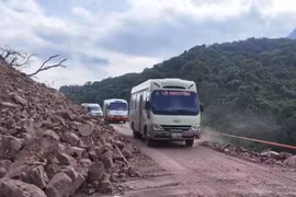 Thông xe đường lên cửa khẩu La Lay sau sự cố sạt lở đất