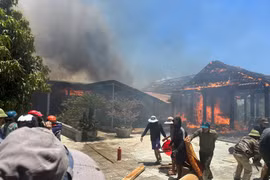 Đốt rác thiêu rụi luôn 5 căn nhà gỗ ở Hà Tĩnh