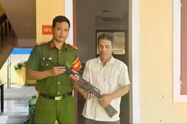 Người đàn ông ở Quảng Trị giao nộp súng AK-47