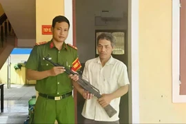 Người đàn ông ở Quảng Trị giao nộp súng AK-47