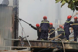 Cháy lớn thiêu rụi kho chứa vải ở Đà Nẵng