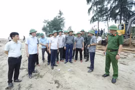 Hà Tĩnh gia cố đê biển sạt lở, sẵn sàng sơ tán người dân đến nơi an toàn