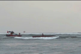 Cứu sống 5 ngư dân gặp nạn trên vùng biển Quảng Trị