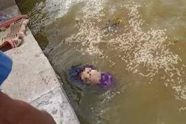 Thi thể người phụ nữ trôi dạt vào cảng cá ở Huế