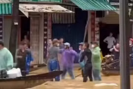 Hai nhóm người dùng mái chèo hỗn chiến giữa lũ ở Huế