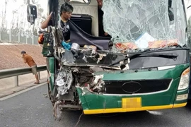 Xe khách nát đầu sau va chạm với xe đầu kéo trên cao tốc