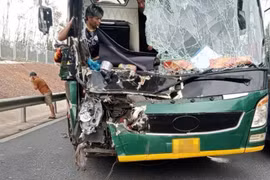 Xe khách nát đầu sau va chạm với xe đầu kéo trên cao tốc