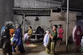 Hà Tĩnh oằn mình hứng chịu đợt mưa lũ trái mùa