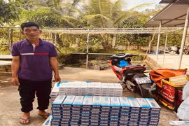 Bắt giữ đối tượng vận chuyển hơn 2.000 bao thuốc lá lậu