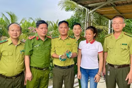 Người dân giao nộp cá thể cu li nhỏ quý hiếm