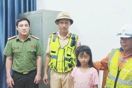 Cảnh sát phát hiện bé gái đi lạc trên đường cao tốc ở Hà Tĩnh