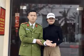 Công an Hà Tĩnh trao trả nhẫn vàng cho người dân đánh rơi