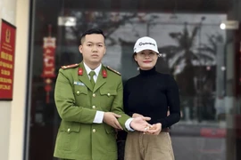 Công an Hà Tĩnh trao trả nhẫn vàng cho người dân đánh rơi