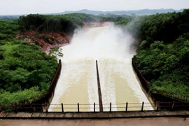Nhiều hồ chứa ở Hà Tĩnh đồng loạt xả tràn ứng phó bão số 10