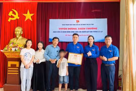 Trao bằng khen cho đoàn viên dũng cảm cứu cháu bé khỏi dòng nước lũ