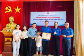 Trao bằng khen cho đoàn viên dũng cảm cứu cháu bé khỏi dòng nước lũ
