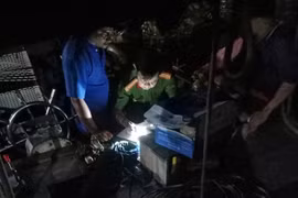 Bắt giữ 2 phương tiện vận chuyển cát trái phép ở Vĩnh Long