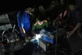 Bắt giữ 2 phương tiện vận chuyển cát trái phép ở Vĩnh Long