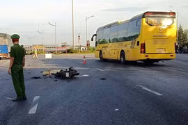 Xe máy va chạm xe tải, một người tử vong tại chỗ