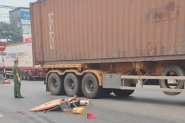 Va chạm với xe đầu kéo, người phụ nữ đi xe đạp tử vong