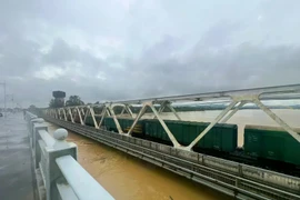Ngành đường sắt điều 25 toa tàu giữ cầu trên sông Hương