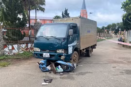 Xe máy va chạm xe tải, 2 người thương vong ở Lâm Đồng