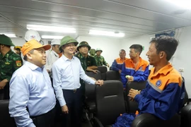 Đưa 10 thuyền viên tàu Công Thành 07 vào bờ an toàn