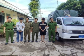 Bắt 'nóng' 2 con nghiện cướp điện thoại của học sinh