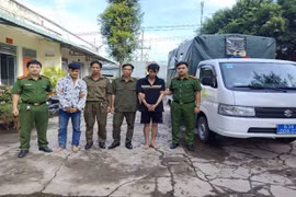 Bắt 'nóng' 2 con nghiện cướp điện thoại của học sinh