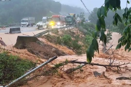 Cao tốc La Sơn - Túy Loan 'tê liệt' do mưa lớn