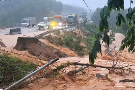 Cao tốc La Sơn - Túy Loan 'tê liệt' do mưa lớn