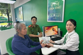 Cụ bà ở Quảng Trị tin công an giả, suýt mất 82 triệu đồng