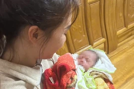 Phát hiện bé trai sơ sinh bị bỏ rơi ở Hà Tĩnh