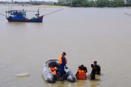 Đặc công nước lặn tìm nam thanh niên mất tích trên sông Dinh