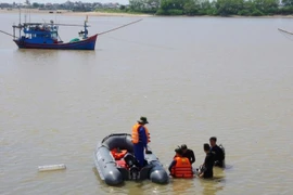 Đặc công nước lặn tìm nam thanh niên mất tích trên sông Dinh