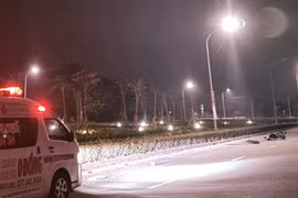 Bất ngờ ngã xuống đường, 2 thanh niên đi xe máy tử vong