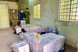 Tạm giữ hình sự đối tượng tàng trữ gần 10.000 gói thuốc lá “lậu”