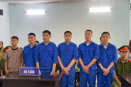 Nhóm bạn dắt nhau vào tù vì đi cướp áo khoác, dép xỏ ngón