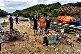 Nhóm 'đạo chích' lái ô tô đi trộm vật tư trên cao tốc ở Huế