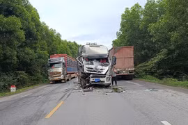 Đối đầu nhau trên quốc lộ 1, 2 ô tô tải nát bét đầu