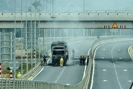 Xe đầu kéo bốc cháy ngùn ngụt trên cao tốc ở Hà Tĩnh