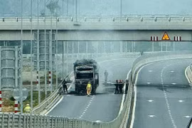 Xe đầu kéo bốc cháy ngùn ngụt trên cao tốc ở Hà Tĩnh