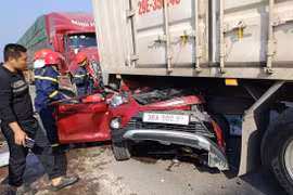 Xe con bẹp dúm sau tai nạn liên hoàn ở Hà Tĩnh