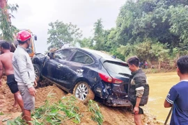 Tìm thấy xe ô tô bị nước lũ cuốn trôi ở Quảng Trị